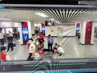合肥：女乘客地鐵站內突然暈倒  軌道公安及時將其送醫救治