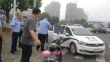 阜阳：男子骑电动车违规 交警一查竟是网逃人员