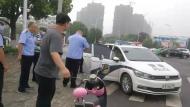 阜陽：男子騎電動車違規 交警一查竟是網逃人員