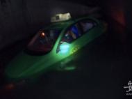 出租車被困橋洞積水處 淮北消防營救兩人