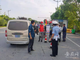 核载7人 硬挤10人！面包车超员被芜湖交警查获
