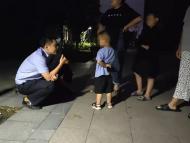 泗县一幼童趁父母睡着后离家走失 民警帮其回家