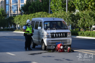 突發(fā)！合肥街頭兩車相撞（圖）