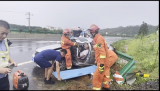 黃山：轎車雨天失控撞護欄   兩人被困