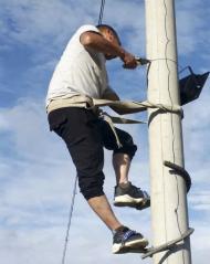 岳西退休教師自費裝路燈 照亮村民出行路