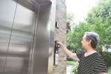 记者调查：老旧小区加装电梯 “上下为难”如何解？