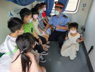 列車長為返鄉(xiāng)農(nóng)民工子女講解防疫知識（圖片）