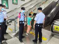與父母爭吵后， 小男孩身無分文竟離家出走  