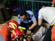 ?銅陵一老人從七樓跌落卡在五樓?民警消防緊急施救