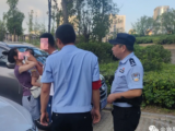 高温天幼儿被锁车内 金寨民警果断破窗将其救出