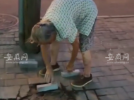 肥東百歲老人閑不?。鹤约赫也牧蟻硇扪a路面