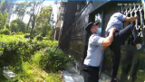 男子屋内烧炭自杀  芜湖民警翻窗救援