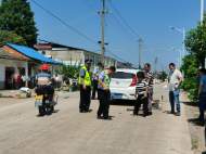 六安：老人被撞倒后壓在車底 巡查交通執法人員救援