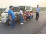 核载7人实载8人 ，芜湖一面包车接送学生被查获