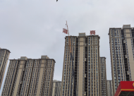 拆除！合肥海亮地產在30層住宅小區樓頂擅設廣告牌 