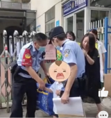 幼儿园多了个小朋友！爷爷第一次送孙子上学搞错学校闹乌龙   