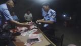 扎眼！现金扔满地！蚌埠警方捣毁一赌博窝点