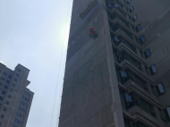 因吊機故障兩名工人被困高空 合肥消防繩索救援專隊緊急救援