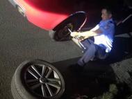 司機途中爆胎沒帶換胎工具 泗縣民警幫其換上備胎