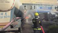 淮南：罐車油箱漏油送去修理 司機剛走沒多遠爆炸發生