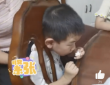 合肥一萌娃头卡椅缝 淡定看动画等消防救援