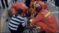3歲男童手卡窨井蓋   淮北消防破拆救援