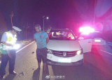 合肥一男子为躲查酒驾藏水沟 摔了一身泥还是被抓