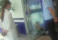 六安熊孩子17樓倒飯菜 被親媽拎到派出所
　　