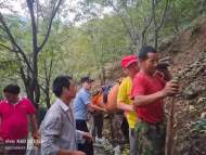 果农山上打核桃不慎摔落 绩溪警民联合将其救护送医