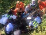 三轮电动车失控翻入山沟 绩溪警消联合紧急救援