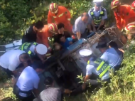 三輪電動車失控翻入山溝 績溪警消聯合緊急救援