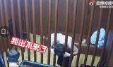 铜陵一醉酒男审讯室内撒泼 头卡柱子里