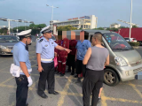 核载7人却乘载9人 芜湖一面包车司机被记6分罚200元