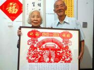 巢湖：八旬夫婦巧手剪紙喜迎國慶