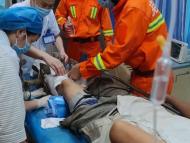 耕地機(jī)器刀片扎進(jìn)男子右腿 蕪湖消防員急診室“拆刀”