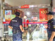 瘦小男子鉆入店鋪欲盜竊 被涇縣警方當(dāng)場(chǎng)逮住