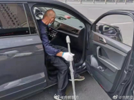 合肥一老人在高架橋上行走 好心司機要把他送回家