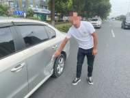 芜湖：无证驾驶刮擦货车 轿车驾驶员下车就跑