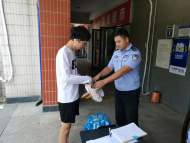 銅陵：嫌犯潛入高校盜竊 警方將衣物返還給學生失主