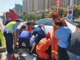 女子被壓車下 蚌埠警民聯動抬車救人