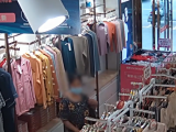 铜陵一女子购物时突生贪念 连衣架一起将衣服顺走