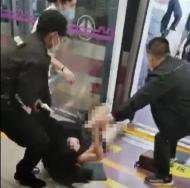 律師談西安地鐵保安拖拽女乘客：涉嫌違法但不構成“強制猥褻”