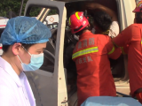 半挂车撞上油罐车不明液体泄露1人被困 安庆消防紧急施救