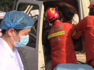 半掛車撞上油罐車不明液體泄露1人被困 安慶消防緊急施救
