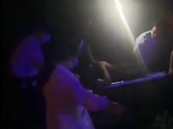 灵璧：车辆行驶中突然爆胎 失控冲进玉米地