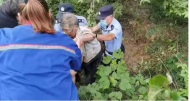 八旬老人不慎跌入泥潭 桐城民警將其救出送回家