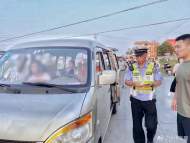 東至交警連查5輛“黑校車”    