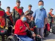 媽媽坐輪椅送兒參軍 叮囑他在部隊“好好干”