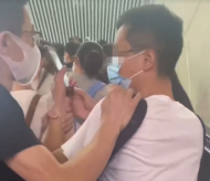 合肥：男子地鐵站偷拍女生裙底 熱心市民齊力將其抓現(xiàn)行 