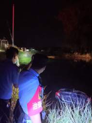 蚌埠：深夜駕車不慎落水 巡邏民警緊急施救助脫險